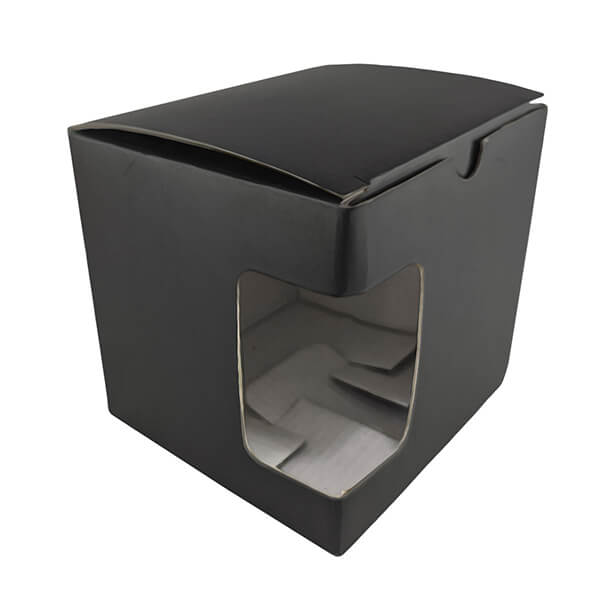 Fekete karton ablakkal